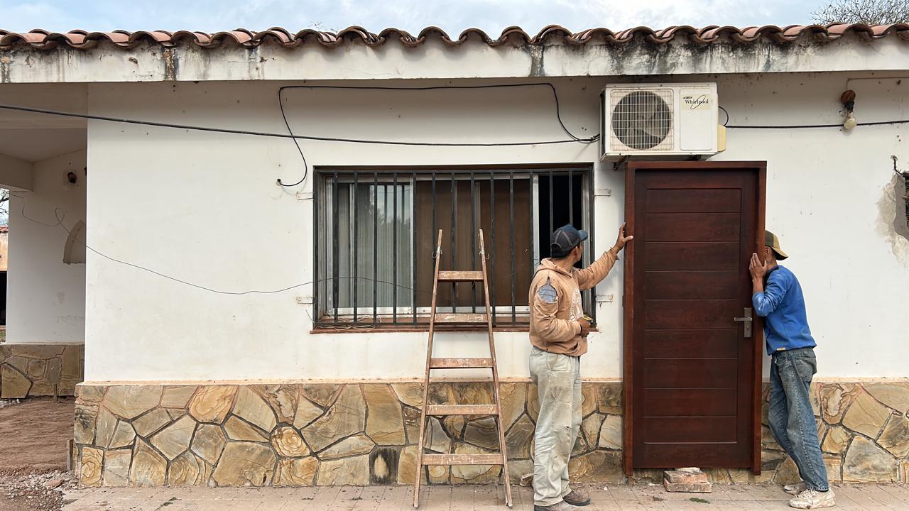 Otra vista de las puertas y ventanas de la casa