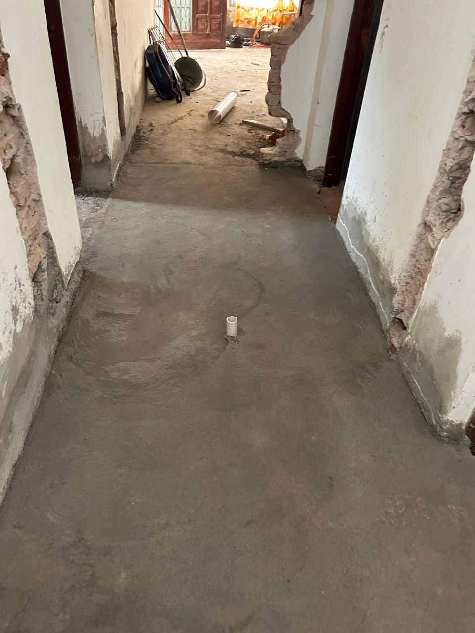 Piso de base y salida de cañería en un ambiente interior