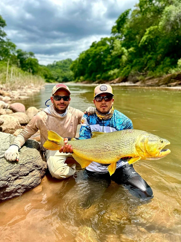 Una captura compartida a orillas del río.