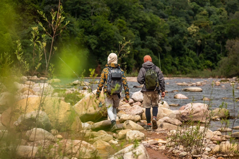 El grupo recorre un tramo de piedras y agua.