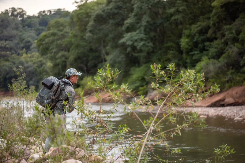 Un pescador junto a la orilla del río.