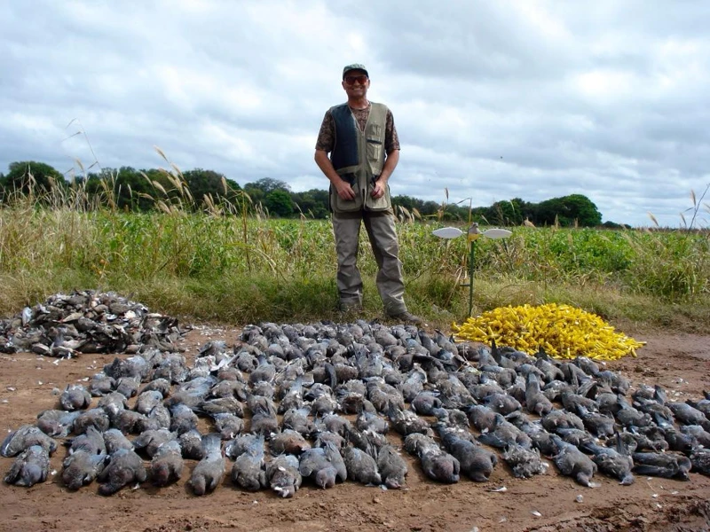 Un participante junto a las piezas de la jornada.