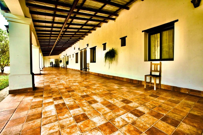 Un pasillo cubierto junto a las habitaciones.