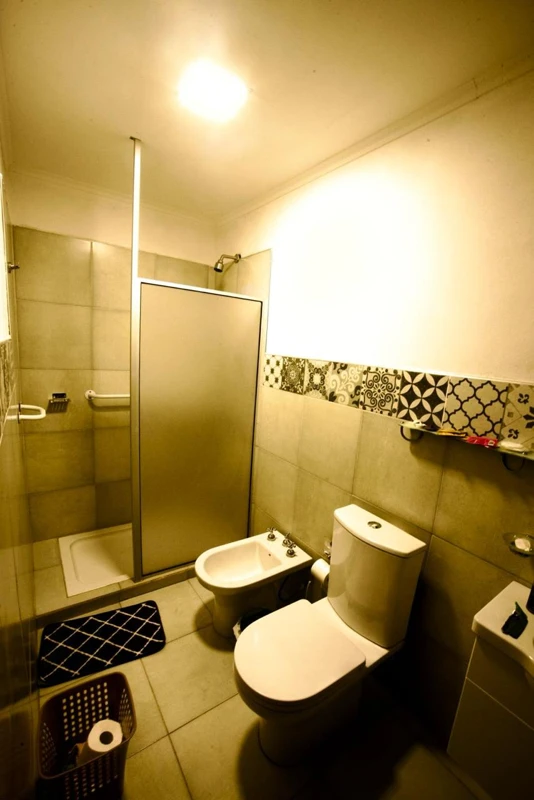 Una vista de los servicios de una habitación.