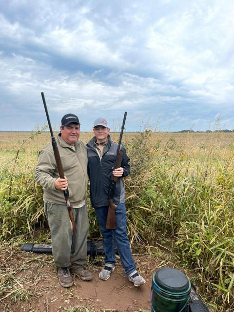 Dos participantes en el campo durante una salida de caza.